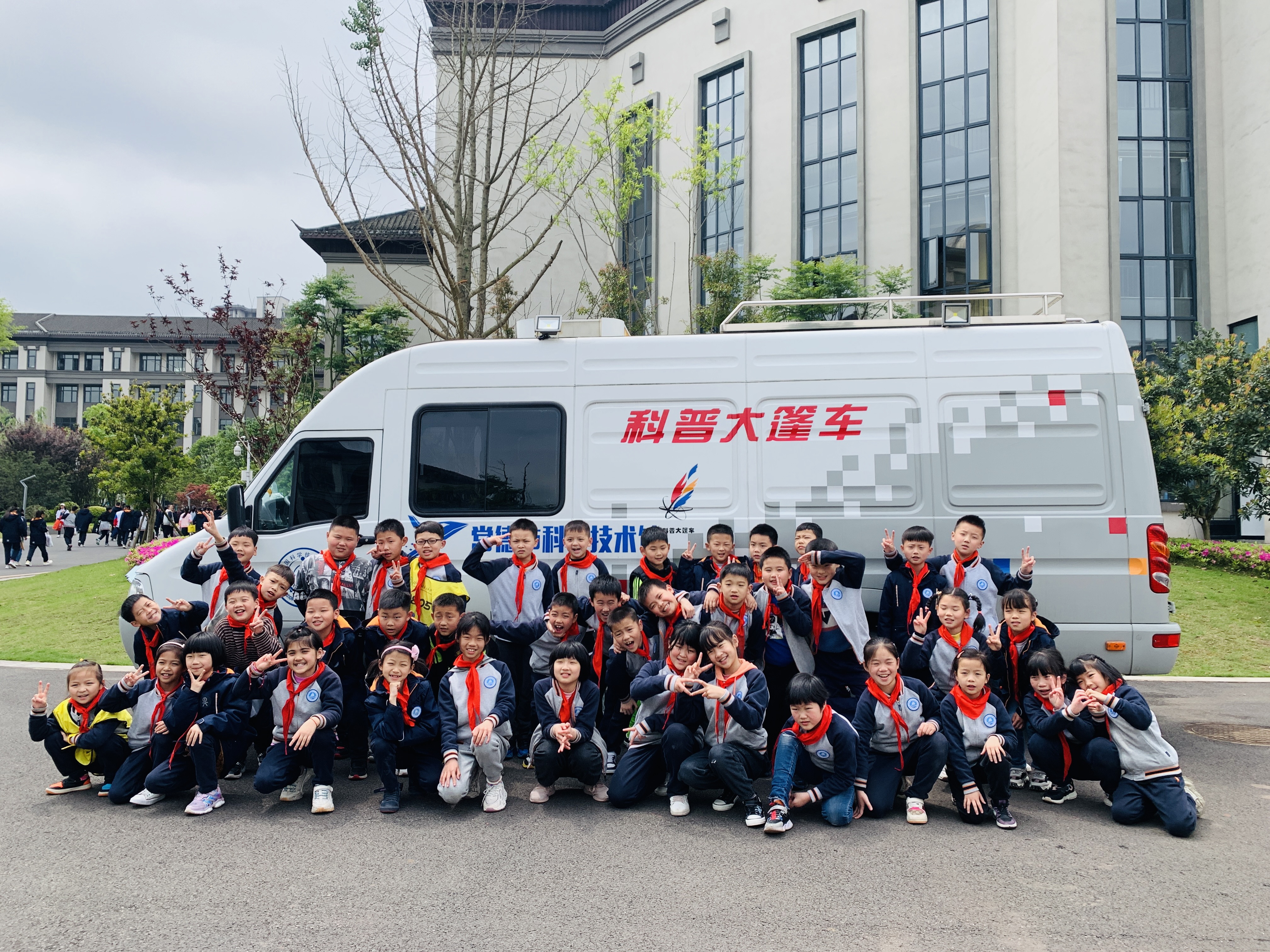 湖师大附属德山学校的学生强烈要求要和我们的大篷车拍照呢~.JPG
