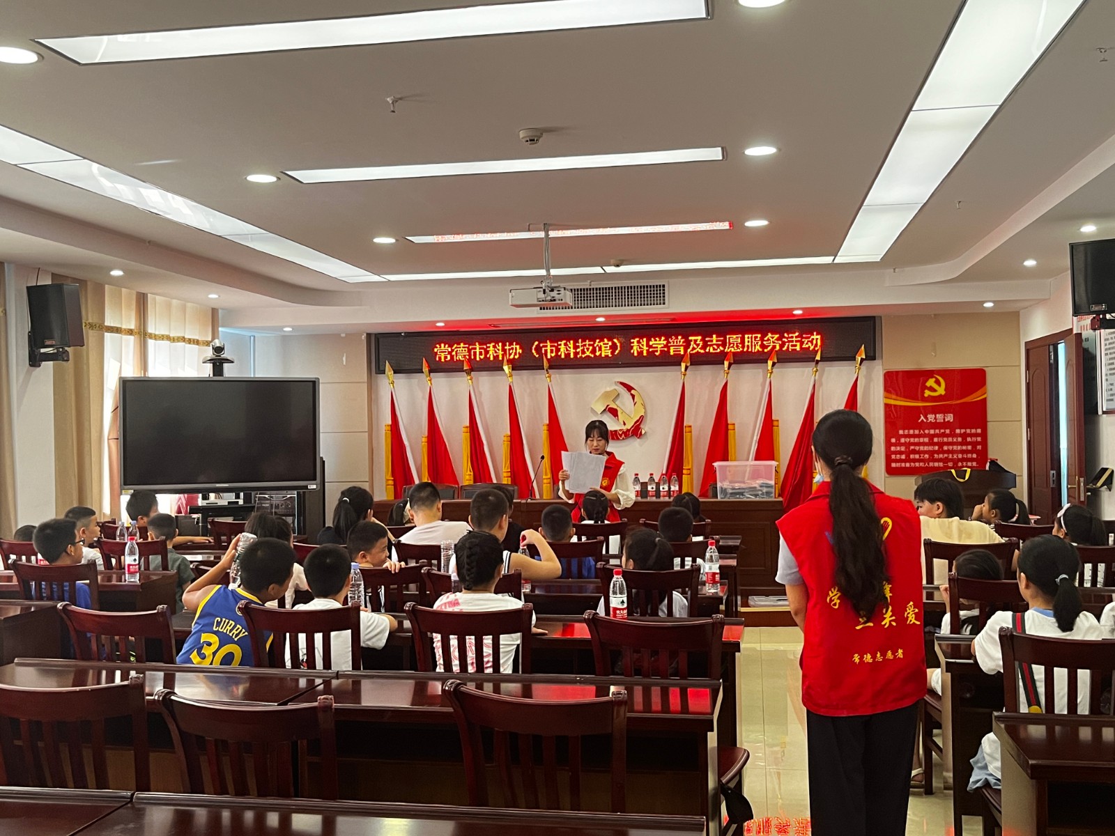 科普老师在讲解科学知识.jpg