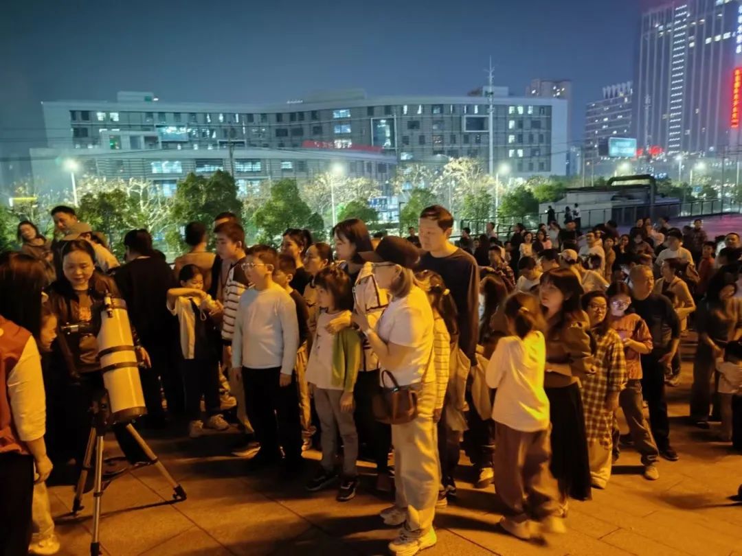 常德市科学技术馆举办2025年首次天文观测活动 市民共赏木星奇观