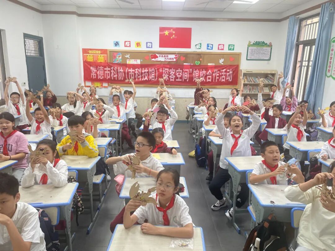 机械螃蟹“爬”进校园 仿生科技点燃科学梦